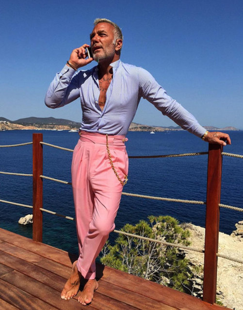 Vacchi, Instagram'da paylaştığı fotoğraf ve videolarla olay yaratmayı başarıyor.