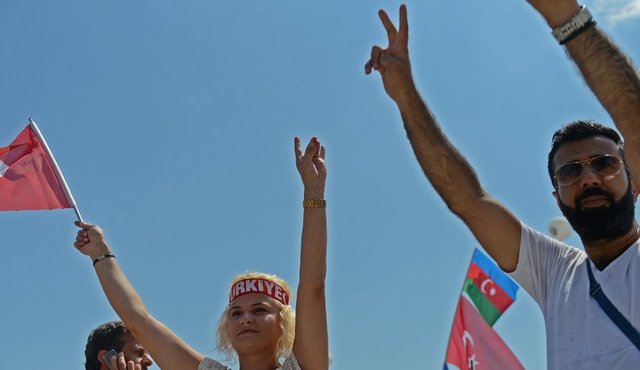 Cumhurbaşkanı Tayyip Erdoğan, TBMM'deki 3 partinin liderleri ile 3 milyonu aşkın vatandaş, bugün İstanbul Yenikapı'da "Darbelere karşı demokrasi ve milli irade" demek için toplandı.