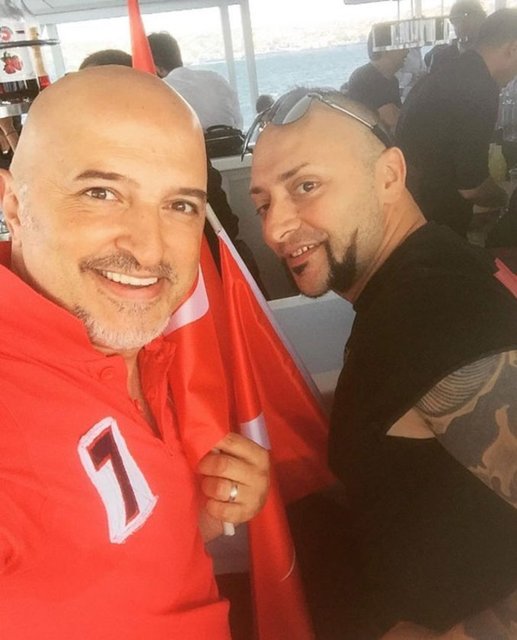 YAVUZ SEÇKİNKara hava deniz fark etmez geliyoruz..