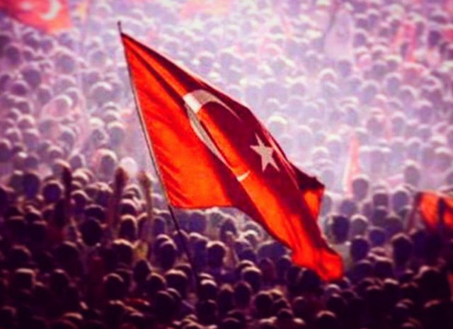 FAHRİYE EVCEN - 'TÜRK MİLLETİ'nin en imrendiren yanı birlik olabilmek olmuş yıllar yılı. Sırt sırta verip ne zaferler kazanmış, ne düşmanları tarihe gömmüş bu aziz millet..Bu ulusun çocukları şunu çok iyi bilir; TÜRK'ün birlik olup aşamayacağı zorluk yoktur! Biz BIRLIKTE cok güçlüyüz. Ne mutlu Türküm diyene!