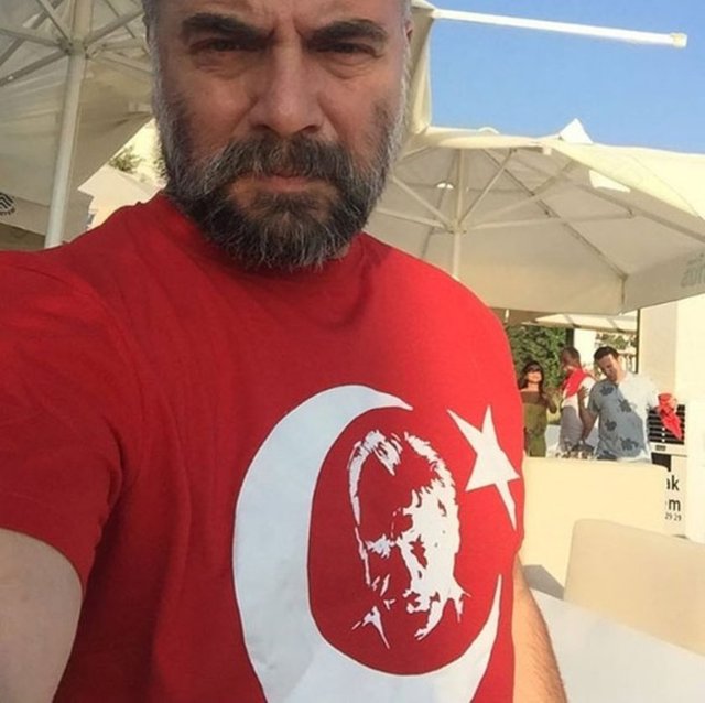 OKTAY KAYNARCACebren ve hile ile aziz vatanın,bütün kaleleri zaptedilmiş,bütün tersanelerine girilmiş,bütün orduları dağıtılmış ve memleketin her köşesi bilfiil işgal edilmiş olabilir.....Mustafa Kemal Atatürk ...Daha ne desin ki ? Ama en son ne demiş yine çare olarak hatırlıyorsunuz değil mi?