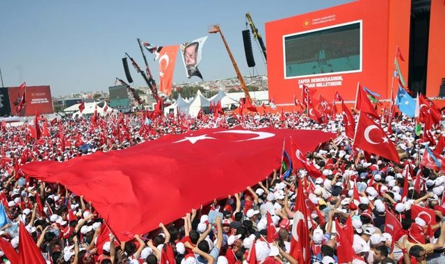 DEMOKRASİ GÖSTERİSİTürkiye'nin demokrasiye olan inancının tüm dünyaya gösterileceği şölene katılacak ünlüler arasında Orhan Gencebay, İbrahim Tatlıses, Kenan İmirzalıoğlu, Yılmaz Erdoğan, Arda Turan, Hande Yener gibi yüzlerce isim var. İşte mitinge katılacak ünlü isimlerden bazıları: