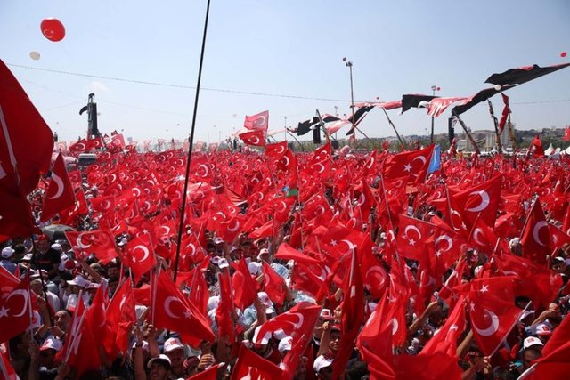 Türkiye, bugün tarihin en büyük mitinglerinden birine tanıklık ediyor. Tüm siyasi partilerin, STK'ların ve iş dünyasının hazır bulunacağı Yenikapı'daki mitinge sanat dünyasından da bine yakın katılım gerçekleşecek.