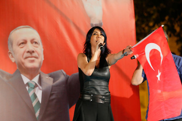 HANDE YENER