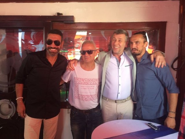 Hakan Altun-Zafer Algöz-Metin Şentürk-Tuncay Şanlı - Sanatçı Zafer Algöz, 12 Eylül 1980 ihtilalinde 20 yaşında olduğunu söyleyerek, şu ifadeleri kullandı: - "Türkiye hala o ihtilalin sancılarını çekerken, yetmezmiş gibi 15 Temmuz'da talihsiz bir olay yaşadı. Birçok insanımız, polisimiz, askerimiz öldü. Umarım bu buluşmadan sonra hiçbir siyasi parti, ayrım gözetmeksizin Türkiye'nin ayağa kalkması için milletle el ele verir. Nüfusunun yüzde altmışı genç olan Türkiye Cumhuriyeti'nin çok daha iyi yerlere geleceğine inanıyorum. Buradaki bu birlik bana bu umudu veriyor."