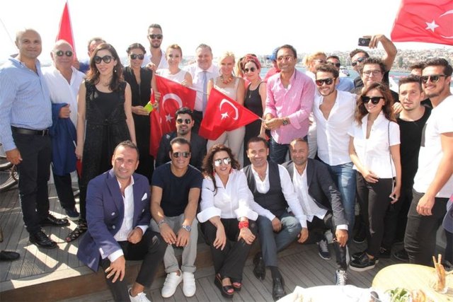 HABERTURK MAGAZİN / MEHMET ÇALIŞKAN - ARİF HÜR - BİLAL ÇELİK - 15 Temmuz darbe girişimi tüm Türkiye'yi olduğu gibi sanat dünyasını da kenetledi. Şarkıcılardan oyunculara, ekran yüzlerinden sporculara, internet fenomenlerinden radyoculara yüzlerce ünlü, küslükleri, kavgaları ve egoları bir yana bırakıp aynı gemiye binerek Yenikapı'nın yolunu tuttu.