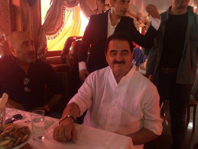 İBRAHİM TATLISES: TÜRK MİLLETİNİN ELLERİNDEN ÖPÜYORUMO gece şehit olanların sayesinde buradayız. Onlar şimdi cennette. O halkımızın, Türk milletinin ellerinden öpüyorum. Onların hürmetine artık birliğimizin zedelenmesine izin vermeyelim. Türk bayrağı bizim yorganımızdır