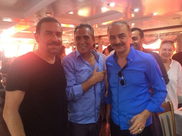 Mustafa Erdoğan-Yavuz Bingöl-Yılmaz Erdoğan - Sanatçı Yavuz Bingöl , Yenikapı'da tarihi bir gün yaşandığına dikkati çekerek, "Yıllardır özlenen bir topluluk. 250'ye yakın şehit verdik, bu kanlı darbeyi önleyen şehitlerimize, başta Cumhurbaşkanımız olmak üzere, bütün siyasi partilere, basına, darbenin karşısında duran herkese minnettar bu ülke insanı. İnşallah çok daha güzel günlere, birlikte, ayrılıkları, gayrılıkları bir kenara bırakarak ulaşacağız." dedi.