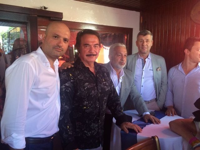 ORHAN GENCEBAY: BU BİR RÜYA GİBİOrhan Gencebay, "Tüm Türkiye'nin yüreği aynı duyguyla çarpıyor. Muhalefet ve iktidar, hepimiz aynı duyguda birleşiyoruz. Bu bir rüya gibi ama demek olabiliyormuş, bunu bugün gösteriyoruz. Bu birliktelik için tüm liderlere teşekkür ediyorum" dedi.