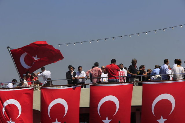 Milyonların akın ettiği, demokrasi nöbetlerini taçlandıran 'Demokrasi ve Şehitler Mitingi', Türkiye'nin en büyük sanatçı buluşmalarından birine de ev sahipliği yaptı. Ünlü isimler şölene, kendilerine tahsis edilen iki tekneyle Kuruçeşme ve Ortaköy'den deniz yoluyla gitti. Teknelerin Yenikapı'da kurulan sahnenin arkasındaki özel bölüme indirdiği ünlüler, vatandaşlarla birlikte coşkuya ortak oldu. -  