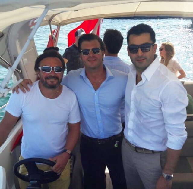 Kıvanç Tatlıtuğ-Kenan İmirzalıoğlu - Sanatçı Kıvanç Tatlıtuğ Yenikapı'da tarihi bir gün yaşandığını dile getirerek, şunları aktardı: - "Milletimiz, devletimiz, bütün partililerimizle birlikte demokrasi ve cumhuriyetimize sahip çıkmak için burada bulunmaktan büyük gurur yaşıyorum. 15 Temmuz'da yaşanan talihsiz darbe girişiminden dolayı duyduğum üzüntüyü anlatmak için kelimeler kifayetsiz.