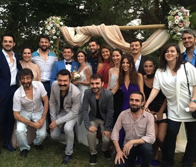 Başta BKM Mutfak oyuncuları olmak üzere düğüne çok sayıda ünlü isim katıldı.