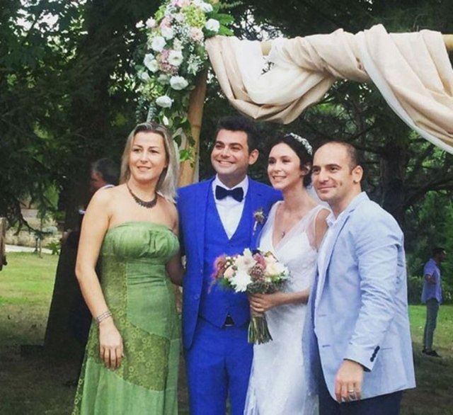 Dün akşam Şile'deki bir butik Otelde dünyaevine giren çifti aile dostları ve arkadaşları yalnız bırakmadı.