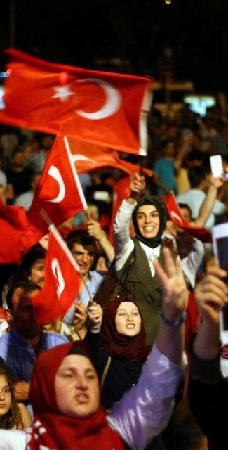 Cumhuriyet Meydanı'ndaki platformda kurulan dev ekranlardan da Cumhurbaşkanı Erdoğan'ın darbe girişimi sonrası yaptığı konuşmalar, darbe girişiminde yaşananlar izlettirilirken, darbe girişiminde hayatını kaybeden şehitler için de Kur'an-ı Kerimler okutuluyor. (IHA)