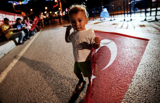 Fetullahçı Terör Örgütü'nün (FETÖ) darbe girişimine, Cumhurbaşkanı Recep Tayyip Erdoğan'ın Kısıklı'daki evinin önünde toplanan vatandaşlar demokrasi nöbetine devam ediyor.