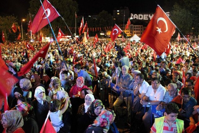 Kütahya'da da demokrasi nöbeti tüm coşkusuyla devam ediyor