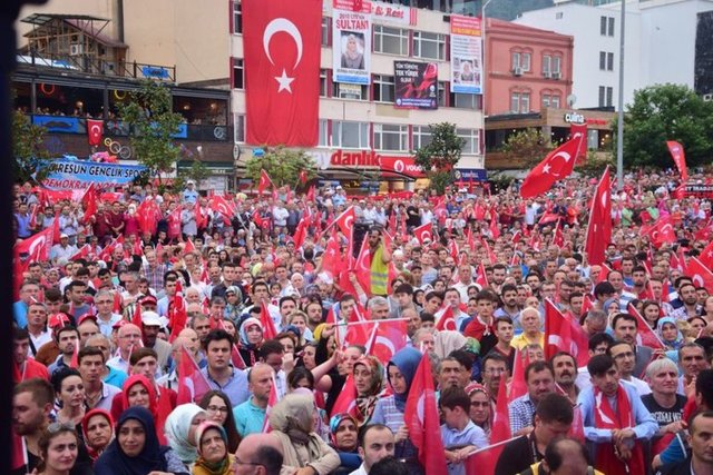 Giresun'da da demokrasi nöbeti devam ediyor