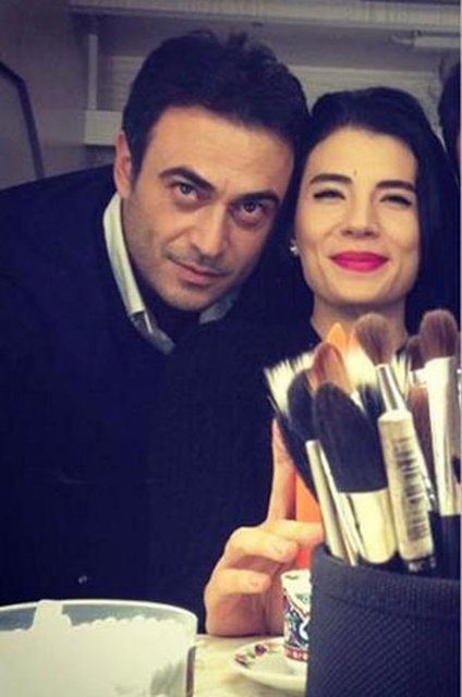 Feyza Çıpa ve Kutsi'nin aşkı birlikte rol aldıkları 'Huzur Sokağı' dizisinin setinde başlamıştı. Kutsi bu yasak aşkı uzun süre yalanlamıştı.(SÖZCÜ)