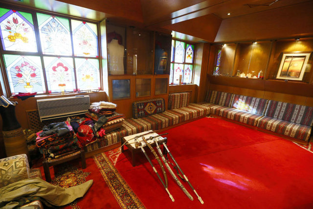 Karabağlar ilçesindeki okuldaki incelemelerini sürdüren ekipler, beşinci katta lojman olarak kullanılan bir odada yaptığı araştırmada, elbise dolabının içinde gizli bir düzenek olduğunu belirledi.