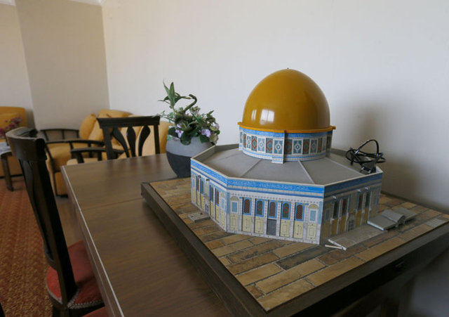 Ekipler, okulda otantik eşyalarla döşenmiş ve "şark köşesi" adı verilen odada da inceleme gerçekleştirdi.  -  