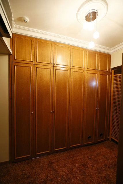 Odadaki askeri kamuflaj elbisesinin göğüs bölümüne Türk bayrağı işlemesi, kol bölümünde ise ters dikilmiş "çavuş" rütbesi dikkati çekti.