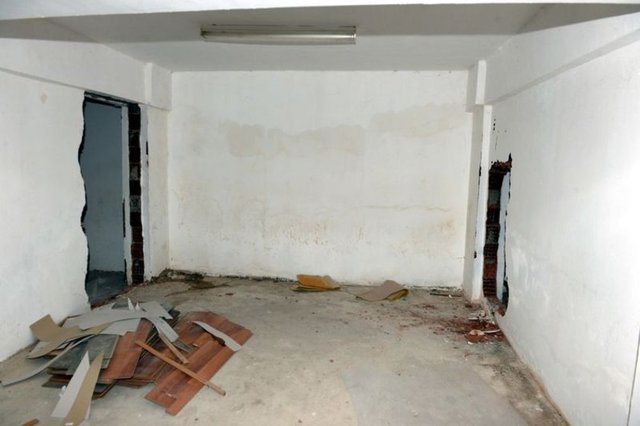 Gizli geçidin müdür odasında yer aldığını anlatan Gürbüz, "Gizli geçit, bulunması gerçekten zor bir yerdi. Tesadüfen, bütün noktaları aradığımız için, orada böyle bir arama yaptığımızda görmüş olduk. Bu yapıyı hala gözleri açık olmayan basiretsiz insanlara bu tür yapılarda neyin çevrildiğini, nelerin döndüğünü kanıtlamak açısından bir belge olarak düşünmek lazım." ifadesini kullandı. -   -  