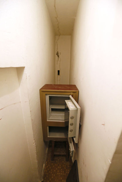 Odada ayrıca, üzerinde adalet terazisi simgesi işlemeli, Osmanlı'da devlet harcamalarını denetlemek amacıyla 1865 yılında kurulan ve bugünkü Sayıştay'ın temelini oluşturan ''Divan-ı Muhasebat'' yazılı pirinç tabak, asılı cübbe, el sembolü şeklinde figürler ve Kazakistan bayrağı da bulundu.