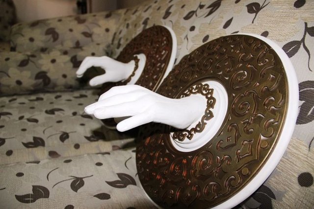 Odada dikkat çeken diğer unsurlar ise duvara monteli beyaz "el semboller" olmuştu.