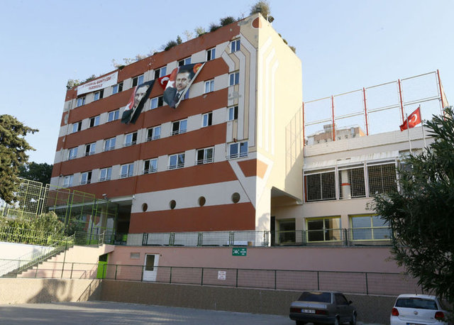 Mobilyaları, sergi alanları ve tefrişatı ile dikkati çeken odada, Gülen'in giydiği ve "kutsal" değer yüklenerek camekanlı alana konulmuş iki hırka dikkati çekti.