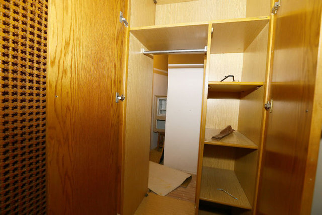 Polis, aynı katta öğrencilerin girişine kapalı, yalnız idarecilerinin girebildiği odada ise Fetullah Gülen'in de portresinin bulunduğu çok sayıda resim ve bir masaj koltuğu buldu.