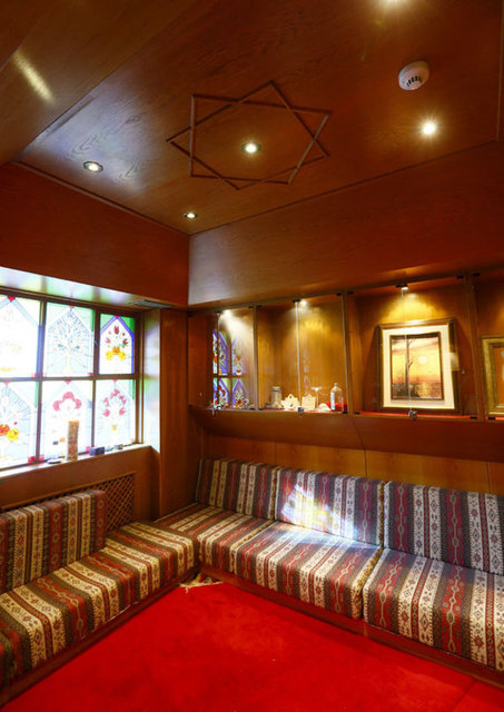 Dolap içindeki kapıyı kullanarak gizli odaya giren ekipler, içinde 4 kılıç, boş bir para kasası, kasaya yapıştırılmış "2800 dolar" ve "3200" yazılı not kağıtları buldu. -  