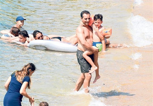 Kızlarıyla denize giren, oğlu Edvan'ı kucağından indirmeyen şarkıcının yüzü gülüyordu.  