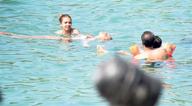 Şarkıcı Rafet El Roman, Tuğba Altıntop'tan olan kızları Su, Şevval ve Yeşim Eryıldırım'dan dünyaya gelen oğlu Edvan'la önceki gün Bodrum'a geldi.  Roman ailesi, öğle saatlerinde plaja indi.