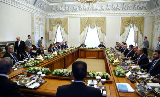 Rusya'nın St. Petersburg kentinde bir araya gelen Cumhurbaşkanı Recep Tayyip Erdoğan ve Rusya Devlet Başkanı Vladimir Putin daha sonra iki ülkenin heyetleri arasında düzenlenen çalışma yemeğine katıldı. Yemekte konukların önüne iki liderin tokalaşma karelerinin olduğu tabaklar konuldu. 