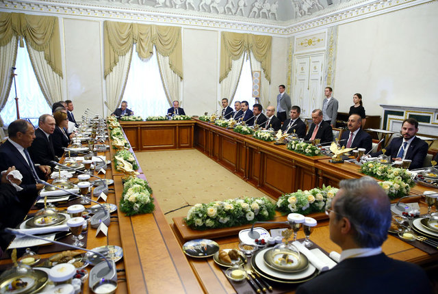 Cumhurbaşkanı Recep Tayyip Erdoğan ve Rusya Devlet Başkanı Vladimir Putin ikili görüşmelerinin ardından heyetler arası çalışma yemeğine katıldı.