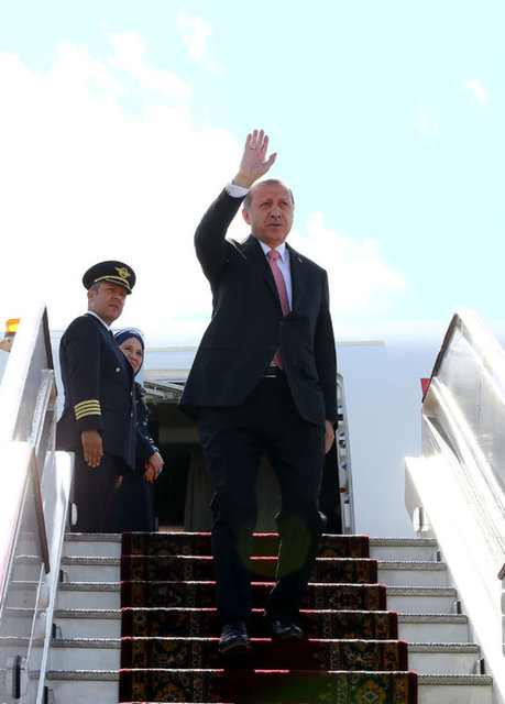 Cumhurbaşkanı Erdoğan'ı, St. Petersburg Pulkovo Havalimanı'nda, Rusya Dışişleri Bakanlığı St. Petersburg Temsilcisi Vladimir Zapivalov, St. Petersburg Valiliği Dış İlişkiler Başkanı Yevgeni Grigoryev, Türkiye'nin Moskova Büyükelçisi Ümit Yardım, St. Petersburg Başkonsolosu Kazım Çavuşoğlu ile büyükelçilik ve başkonsolosluk personeli karşıladı. -   -  