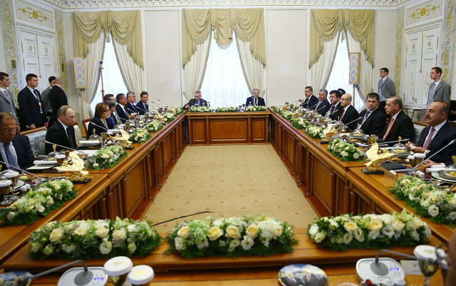 Heyetler arası çalışma yemeğine Başbakan Yardımcısı Mehmet Şimşek, Dışişleri Bakanı Mevlüt Çavuşoğlu, Kültür ve Turizm Bakanı Nabi Avcı, Ekonomi Bakanı Nihat Zeybekci, Gıda, Tarım ve Hayvancılık Bakanı Faruk Çelik, Enerji ve Tabii Kaynaklar Bakanı Berat Albayrak ile MİT Müsteşarı Hakan Fidan da katıldı. (İHA)