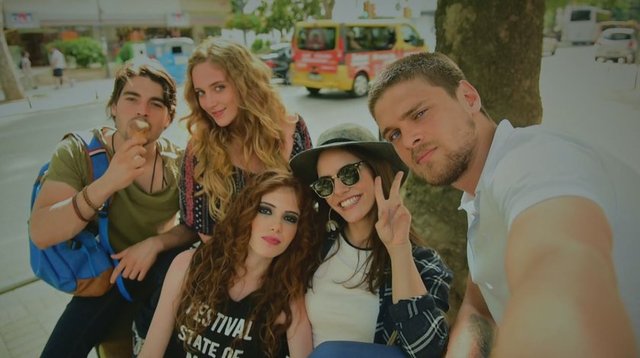 Arkadaşlar İyidir'den ilk fotoğraflar