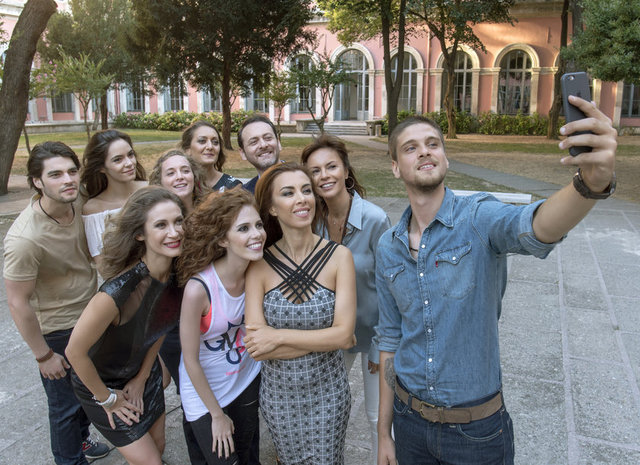 Arkadaşlar İyidir'den ilk fotoğraflar