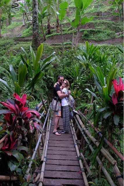 Burcu Biricik bu fotoğrafın altına "Bal ayıları" notunu düştü.