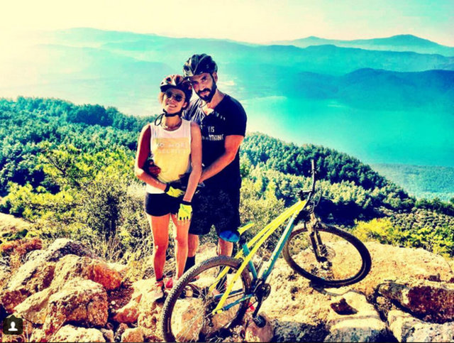 ÖZGE ÖZPİRİNÇCİ Yarin sabah uyandığımda bacaklarım tutmayacak olsa da 27kuyandigimda bacaklarim tutmayacak olsa da 27k