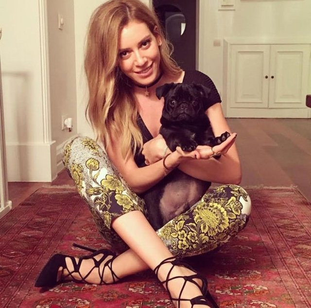 14 Ağustos'ta 29 yaşına basan Sinem Kobal, eşi Kenan İmirzalıoğlu'nun doğum günü hediyesiyle mutluluktan havalara uçtu.Kenan İmirzalıoğlu aşkına 3 bin Euro'ya (10 bin lira) Pug cinsi yavru bir köpek aldı. Kenan İmirzalıoğlu, Pug'un eğitimi ve aşıları için de ayrıca 5 bin lira ödedi. Köpeğin memleketi Çin. 12 ile 15 yıl arasında yaşayan Pug'ların kiloları maksimum 8 kg, boyları da 28 cm oluyor. (Hürriyet)