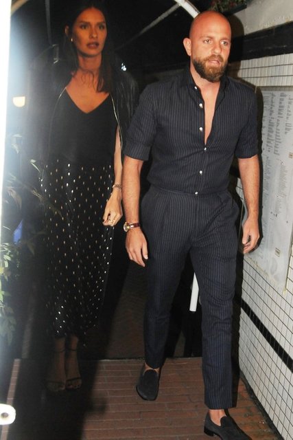 Yasemin Özilhan ve eşi İzzet Özilhan, Sinem Kobal'ı bu özel gününde yalnız bırakmadı.