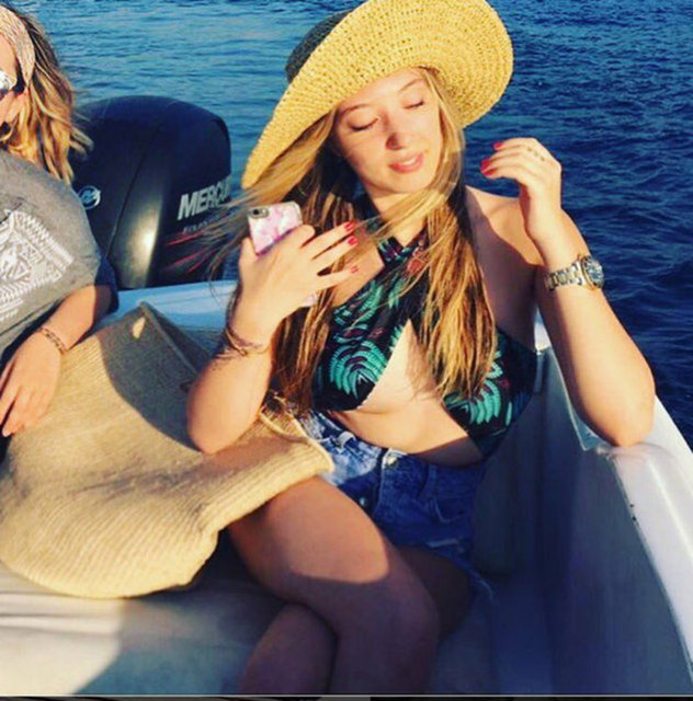 Mehmet Ali Erbil ile Nergis Kumbasar'ın kızları, 20 yaşındaki Yasmin Erbil, katıldığı etkinliklerden ve çıktığı tatillerden kesitleri Instagram hesabında paylaşıyor. 