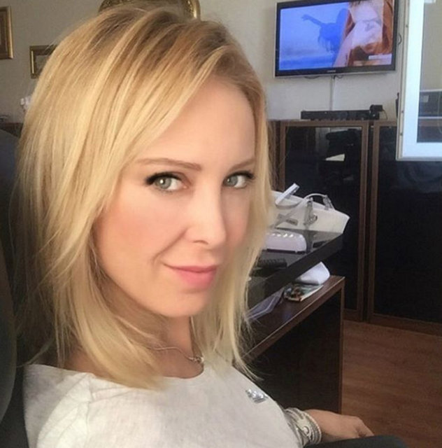 "Kaleyi sattım, filler isyanda. Vezir, intihar etti. Arada atları da serbest bıraktım. Çevremdeki piyonlardan zaten medet ummadım. Şimdi şah olduğunu düşenen varsa buyursun hamle yapsın. Herkese anladığı dilden, gidere gider."