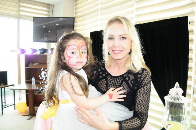 Çakıcı, İbo'nun Yıldız'a yaptığı maddi yardımların bir kısmını azalttı. Bu duruma çok öfkelenen Ayşegül Yıldız ise sosyal medyadan yazdığı şu cümlelerle Damla Buket Çakıcı'ya sert çıktı: