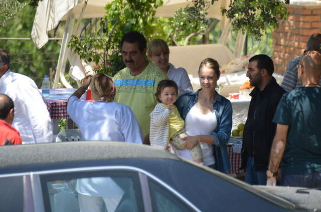 Dolayısı ile yaptığım paylaşımların da o isimlerle hiçbir ilgisi yok. Ekim 2013'de (boşandığım gün) bütün defterleri kapattım. O yüzden bu uydurma savaşların içinde ve 3. Şahısların isimleri ile ismimi yan yana getirmemenizi önemle rica ederim...!İyi çalışmalar....." açıklamasını yaptı.