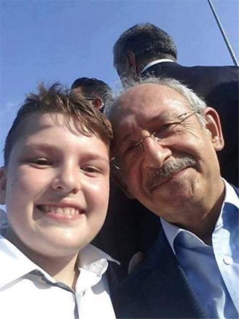 Cumhurbaşkanımız ismen tanıyor. Toplantısı varmış pek bir şey söyleyemedi. Ben ona sadece bir cümle söyleyebildim. Sadece 'Sayın Cumhurbaşkanım kanımızın son damlasına kadar arkanızdayım' diyebildim sadece. Cumhurbaşkanımız da öptü, yanağımı sıktı" dedi.