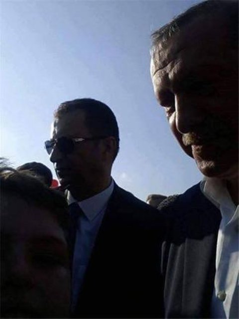 Cumhurbaşkanı Recep Tayyip Erdoğan başta olmak üzere, çok sayıda devlet adamı ve sanatçılarla selfie çeken 14 yaşındaki Yakup Nurullah Narin fenomen oldu.