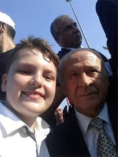 "Yoldan geçenler, haberlerde gördüğü için fotoğraf çektirmek istiyor"Çevresinden çok güzel tepkiler aldığını belirten Osmangazi İmam Hatip Ortaokulu öğrencisi Narin, "Çoğu düzgün yorum yapıyor. Yoldan geçenler, haberlerde gördüğü için fotoğraf çektirmek istiyor.